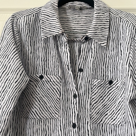 Grey & Gray 🌸 Med long sleeve stripe Black and White shirt - Picture 3 of 10